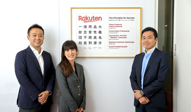 楽天本社にて。写真左より、研究所代表の日髙 達生さん、メンバーの米森千尋さん、大野 大さん photo