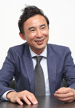 源田 泰之氏